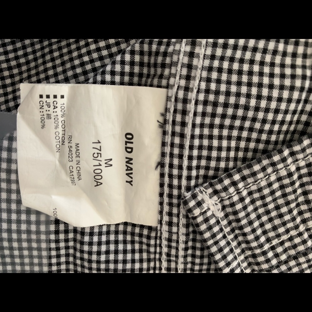 Old Navy Men’s Black and White Gingham Button Down Shirt - Picture 4 of 8